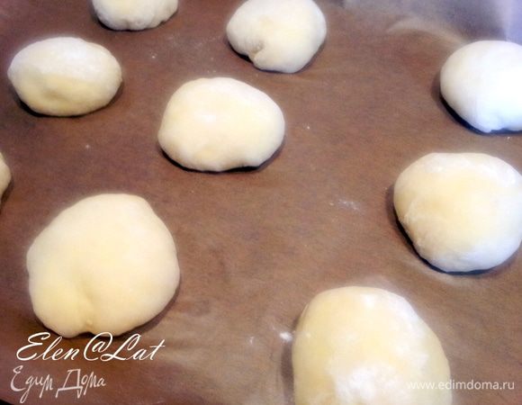 Затем тесто обмять и разделить на равные части и скатать из них шарики. Для того чтобы булочки были одинаковыми я взвешиваю каждый шарик, и у меня примерно они по 70 грамм.