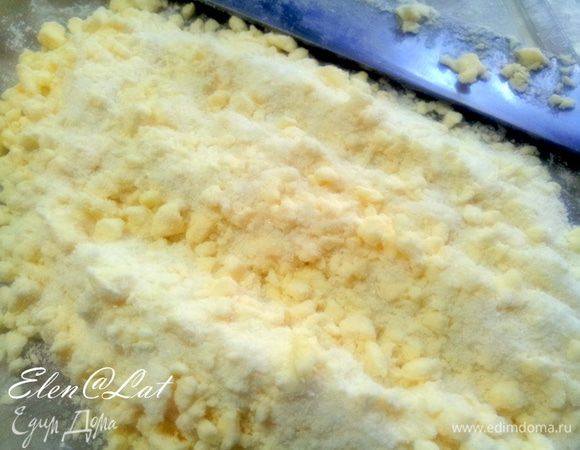 За это время, пока наши булочки подходят, готовим обсыпку. Для этого смешать муку с сахаром и ванилином и затем все порубить со сливочным маслом. Я масло морожу и тру на терке.
Смесь до использования ставьте в холодильник, иначе масло начнет таять.