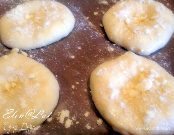 Итак булки наши расстоялись, опять в центр нажмем сильно ладошкой. Затем каждую булочку надо смазать смесью взбитого яйца с молоком и присыпать смесью из масла, сахара и муки(крошка).