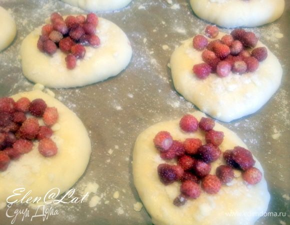 Затем выложить ягоды, у меня земляника. 