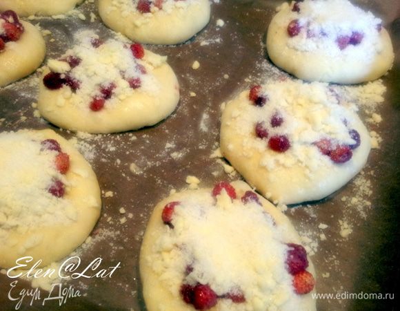 Ягоды опять смазать взбитым яйцом и снова присыпать крошкой.
