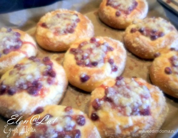 Выпекать булочки в разогретой до 180С духовке примерно 20 минут.
Булочки увеличатся в объеме и зарумянятся будут очень аппетитными, а на вкус безумно вкусными. Мягкими внутри и хрустящими снаружи. 
Приятного аппетита!!!