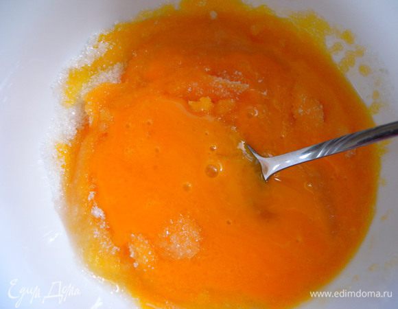 Желтки растереть с сахаром. 