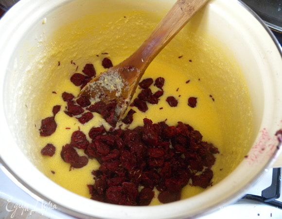 Всыпать вишни, добавить какао.