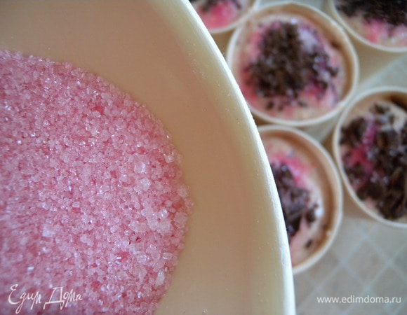 При подаче посыпать розовым сахаром. Сделать его легко. На 500 г сахара пару капель жидкого пищевого красителя и смешать. 