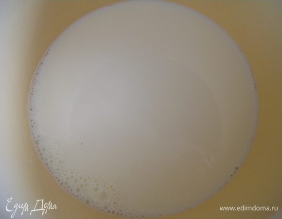 Добавить молоко и поставить на огонь. Постоянно помешивая довести до горячего состояния, чтобы стало застывать. Снять с плиты. Остудить. 