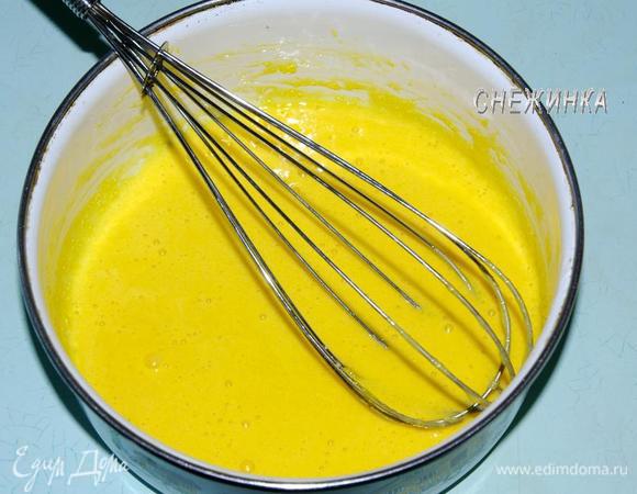 В миске растираем венчиком желтки, сахар и крахмал.
