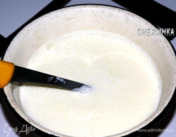 Отдельно доводим до кипения молоко.