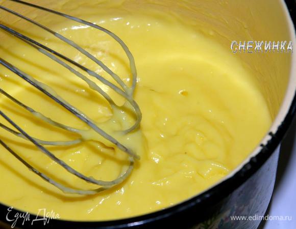 Теперь эту однородную массу процеживаем через сито в кастрюльку. Ставим ее на огонь и доводим массу до кипения, всё время мешая венчиком. Держим на огне еще 1-2 минуту, взбивая всё время венчиком. Смесь будет густеть.