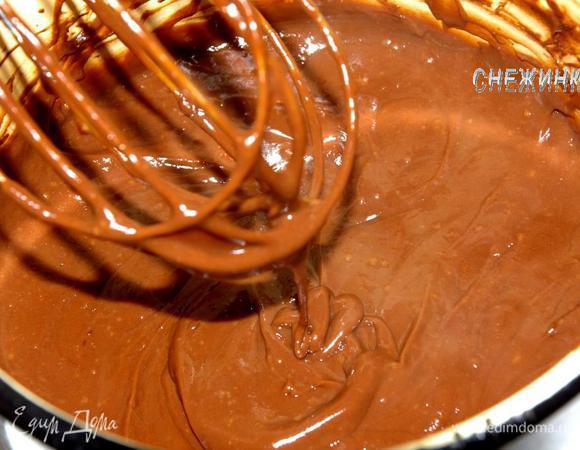 В это время растапливаем шоколад в микроволновке или на водяной бане и отправляем его в крем. Размешиваем до однородности и снимаем крем с огня.