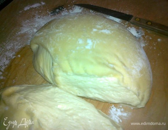 замесить тесто,сделав сначала живые дрожжи,затем как подойдут,замешать тесто из остальных ингридиентов,поставить на подход