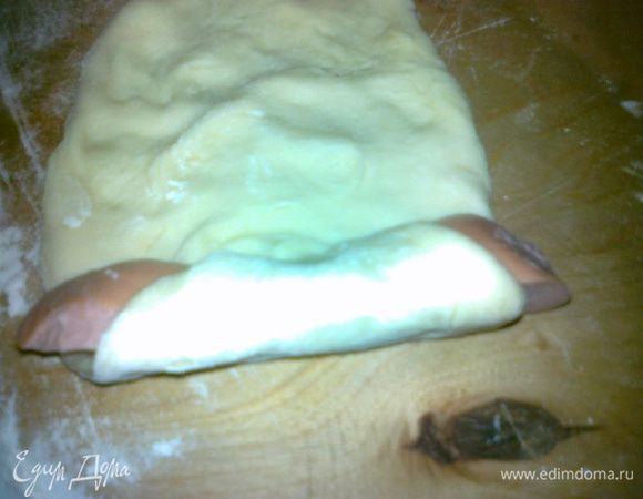 размять каждый на блинчик,положить кусочек сардельки и завернуть