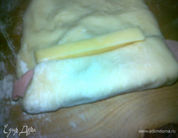 положить кусочек сыра и завернуть до конца