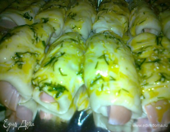 смазать рулетики и поставить в духовку на 30-40мин при т.200