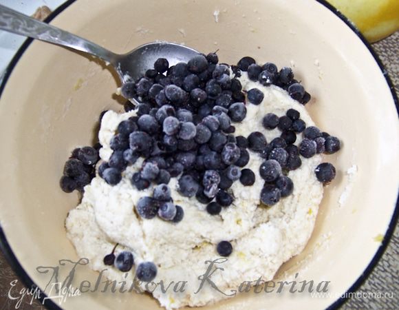Добавить чернику. Перемешать.
