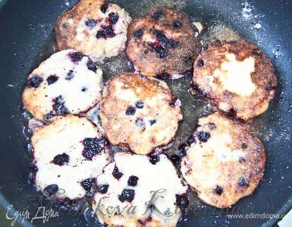 Сформировать сырники. Смешать муку с манной крупой. Обвалять сырники и выложить на сковороду с растительным маслом. Жарить до золотистого цвета с обеих сторон. 