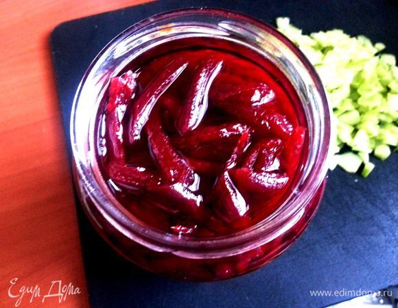 Процеживаем(но не выливаем!)свеклу из банки(или просто тёртую отварную!)