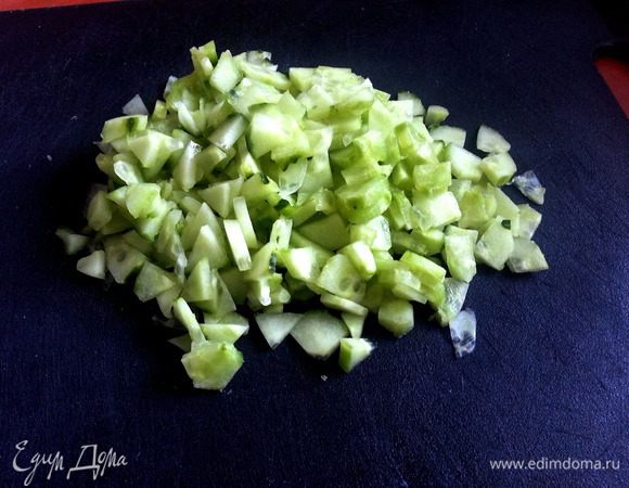 Огурцы тонко режем или натираем на тёрке.
