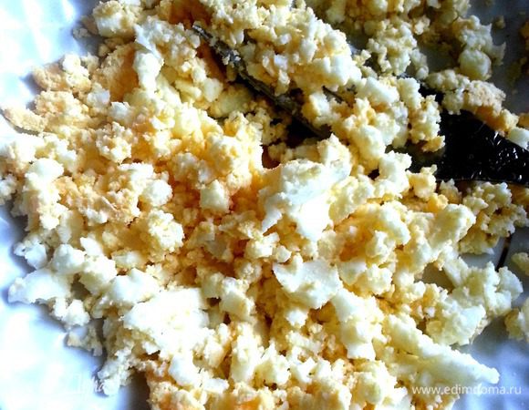 Яйца отвариваем пару минут и давим вилкой-так приятнее будет кушать!