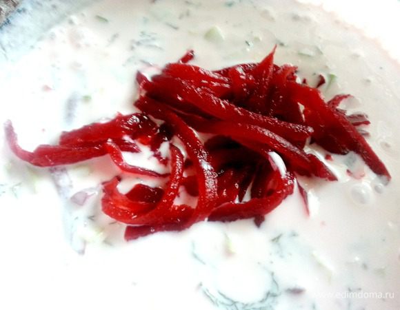 Перемешиваем,пробуем и добавляем,чего не хватает,например,рассол от свеклы по чуть-чуть!