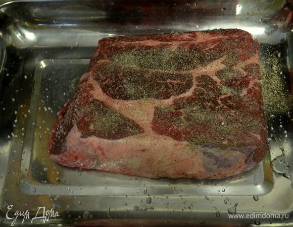 Разогреем духовку до 260гр.
Посолим и поперчим кусок.Выложим жаропрочное блюдо и поставим в духовку на 30 мин.