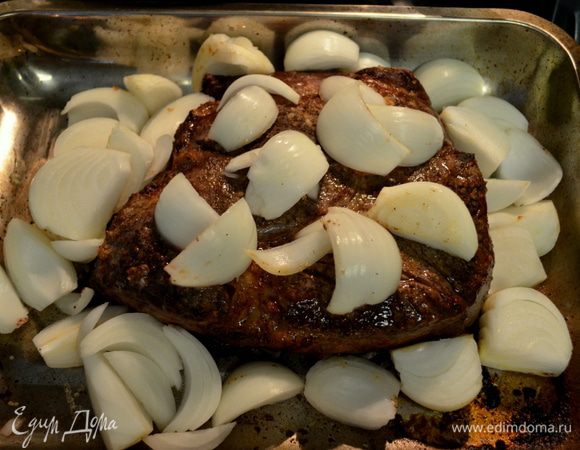 Скинуть после времени тем-ру до 160гр. Выложить приготовленный лук вокруг мяса. И поставить обратно в духовку на 1 час - 1 ч. 15 мин /сред.прожарки/, за 30 мин. до готовности перевернуть раз лук.