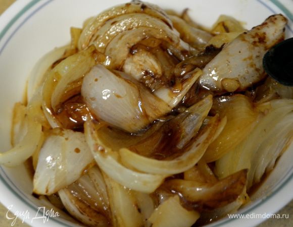 Выложить мясо на тарелку и прикрыть фольгой.
Лук переложить в блюдо посыпать корич.сахаром, добавить бальзамич. уксус и перемешать, посолить и поперчить, перемешать. Прикрыть фольгой.