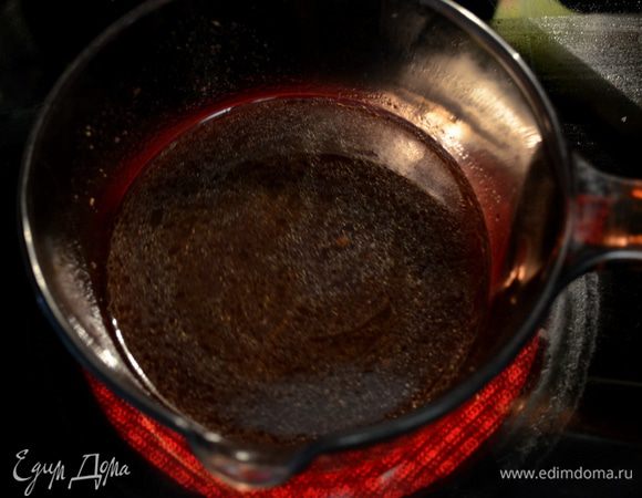 В блюде где готовилось мясо и лук выложить в кастрюльку жидкость, добавить вино,варить 2-4 мин. Добавить воду 2 стак. /я не добавляла воду вообще/ и готовить на огне примерно еще 8 мин., жидкость должна уварится до половины.Выложить затем горчицу и перемешать.Посолить и поперчить.