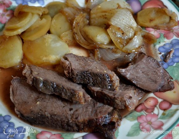 Подавать с луком и гарниром, порезав ростбиф порционно.