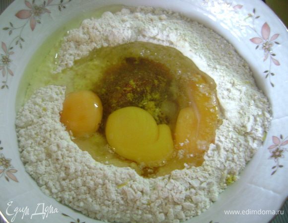 В него положить сахар, соль, лимонную цедру, яйца и все тщательно перемешать.