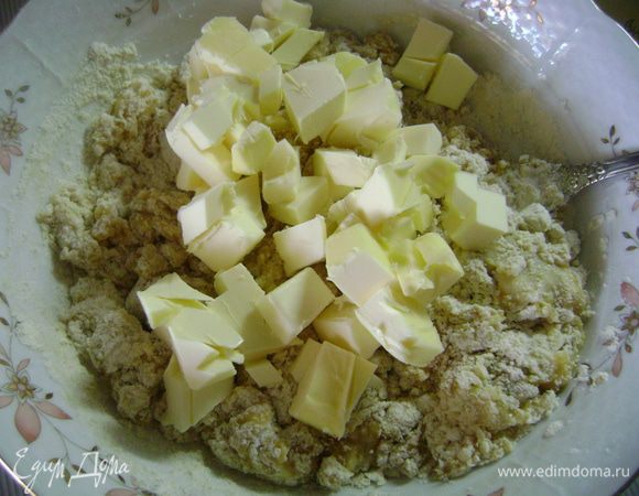 Добавить масло, нарезанное мелкими кусочками и быстро вымесить плотное тесто, которое убрать затем в холодильник минимум на час. Мне нравится, когда масло так и остается кусочками в тесте.
