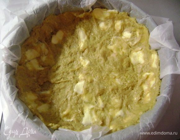 После этого 2/3 теста распределить по дну разъемной формы, выстеленной пергаментной бумагой.