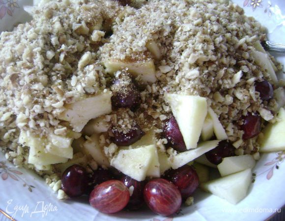 Яблоки очистить и нарезать ломтиками или натереть на терке. Крыжовник помыть и оборвать хвостики. Смешать яблоки, крыжовник, сахар и грецкие орехи.