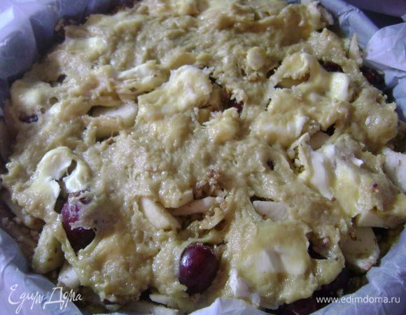 Оставшееся тесто распределить на поверхности. 