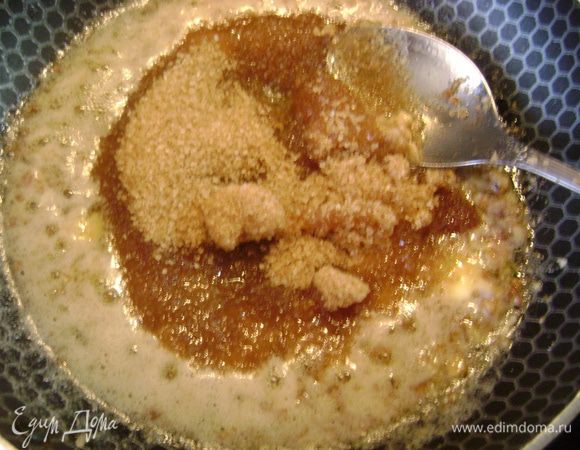 Для приготовления заливки грецкие орехи обжарить на сухой сковороде. Добавить масло. Когда оно растопится, всыпать сахар, перемешать. 