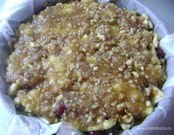 Когда сахар растворится, вылить заливку по поверхности пирога.