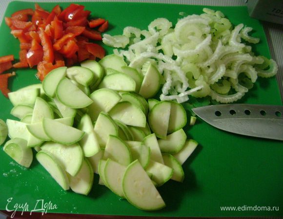 Сельдерей, красный перец и кабачок нарезать ломтиками, фасоль разрезать на кусочки.