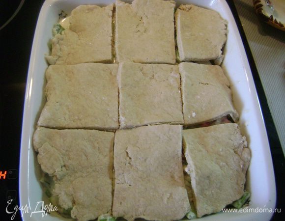 Положить кусочки теста сверху на курино-овощную смесь и отправить в духовку на 20 мин.