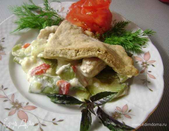 В каждую порцию кладем куриную смесь и лепешку...ммм...очень вкусно! 