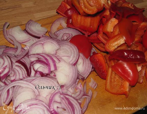 Лук чистим, режем полукольцами. У перца удаляем плодоножки и семена, режем крупными ломтиками.