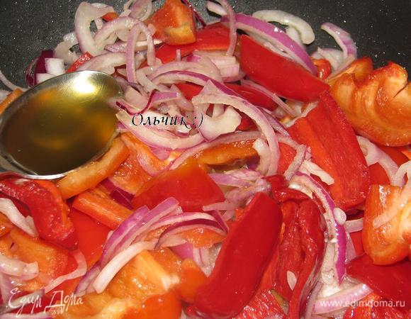 Обжариваем овощи на оливковом масле 15 минут. Время от времени помешиваем.