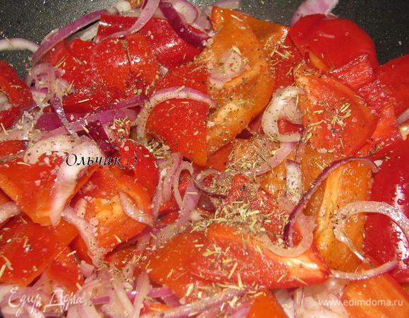 Добавляем мед и тимьян с розмарином.  Солим, перчим. Убираем с огня, когда жидкость уже практически вся выпарилась.