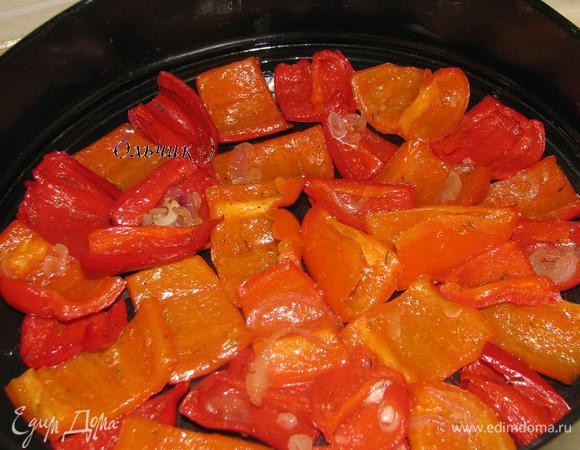 Форму для выпекания смазываем маслом, укладываем перцы вниз шкуркой, близко друг к другу.