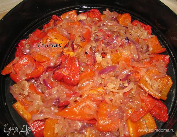 Сверху выкладываем оставшиеся кусочки перца и лук.