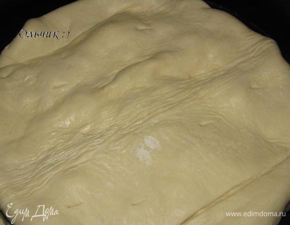 Накрываем овощи кругом слоеного теста большего диаметра, чем форма. Свободные края теста заворачиваем внутрь так, чтобы они легли между обжаренными овощами и стенкой формы, образовывая бортики.