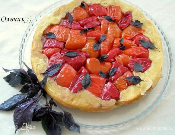 Даем немного остыть нашему тарту, переворачиваем его на сервировочное блюдо, украшаем листиками базилика и подаем. Вкусно как в теплом, так и в холодном виде.