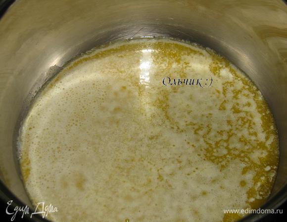 В небольшой кастрюле с тольстым дном на минимальном огне растапливаем сливочное масло.