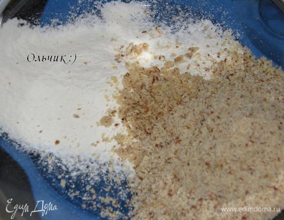 Муку смешиваем с толченым миндалем.