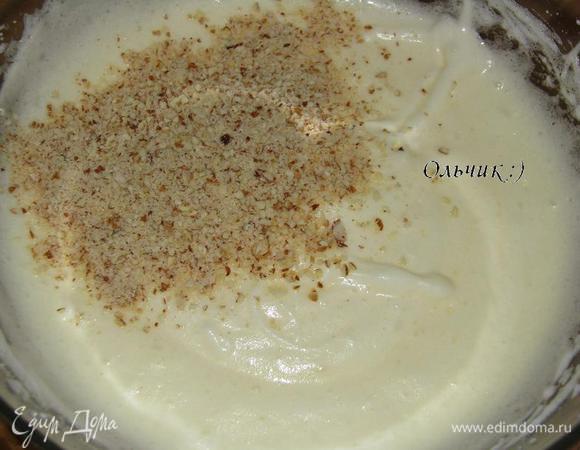 Продолжая взбивать, вливаем тонкой струйкой растопленное горячее масло. Подмешиваем муку и миндаль, частями, аккуратно вымешивая каждый раз тесто лопаткой.