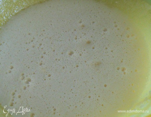 смешайте яйца и сахар .Добавьте топленое сливочное масло и молоко, 